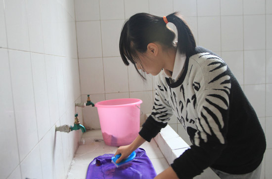 吴若晗每天都会及时把自己的脏衣服进行处理，方便换洗。
